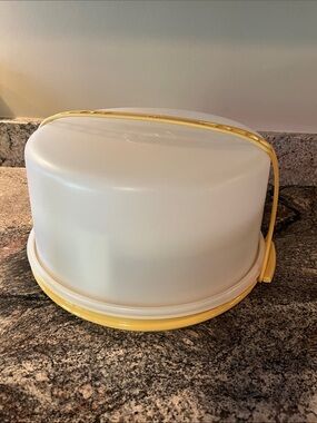 Tupperware Cake and Pie Carrier.